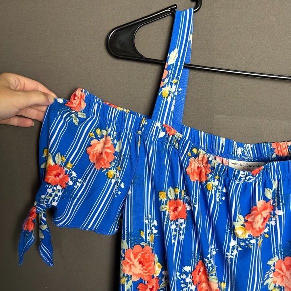 Bobbie Brooks Ladies Medium Cold Shoulder Blue Top Red Floral Size Medium (1451) - Picture 3 of 5
